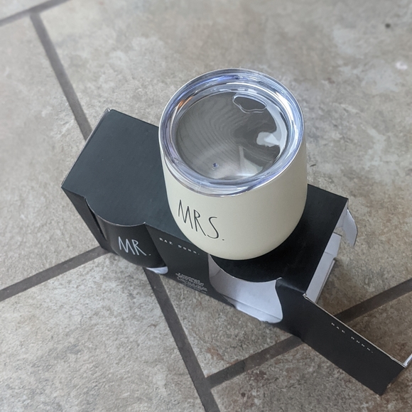 [Rae Dunn]💍Mr & Mrs Wedding Wine Glasses - Picture 3 of 5